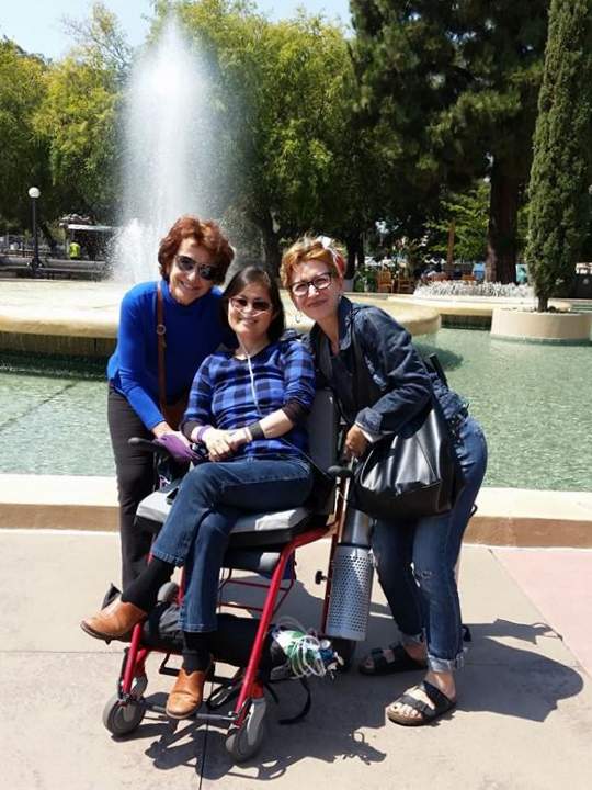 Laura, Stacey, Denise, fountain at Stanford Medical Center